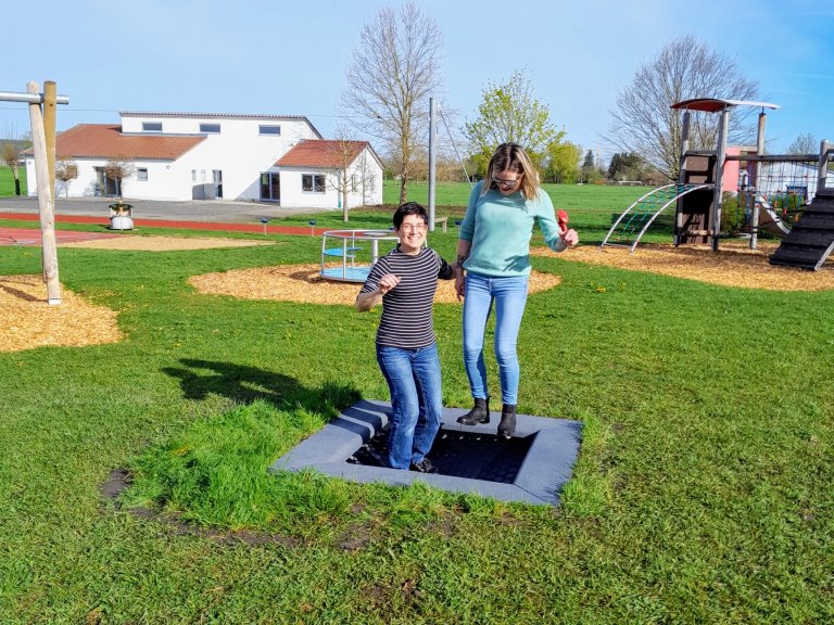 Trampolin für Spielplatz bei Grundschule - Bild